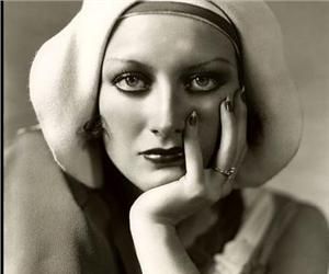 Tο half-moon μανικιούρ του ’20 που επιστρεφει στη μοδα