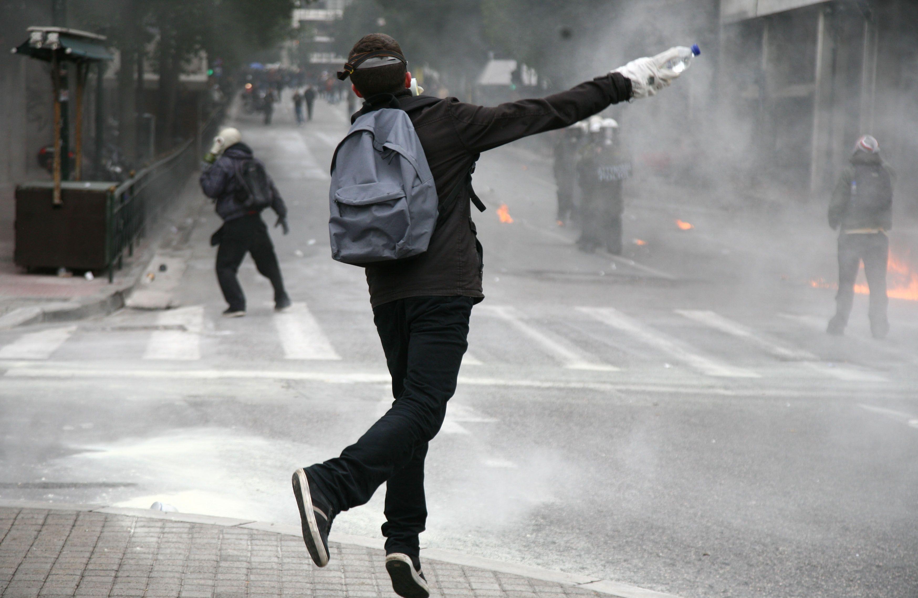 Τα επεισόδια στο Σύνταγμα διέλυσαν τη συγκέντρωση ΓΣΕΕ-ΑΔΕΔΥ