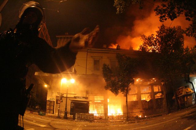 Στις φλόγες παραδόθηκε το κέντρο της Αθήνας - Επεισόδια και στην περιφέρεια
