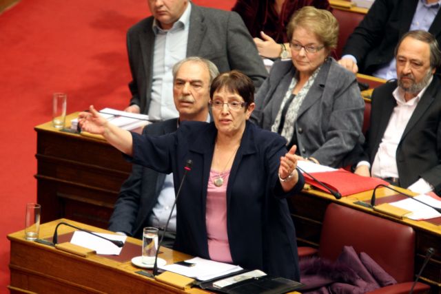 Για «κρυφές» σελίδες του μνημονίου και ιδεολογική τρομοκρατία μίλησε η Αλ.Παπαρήγα