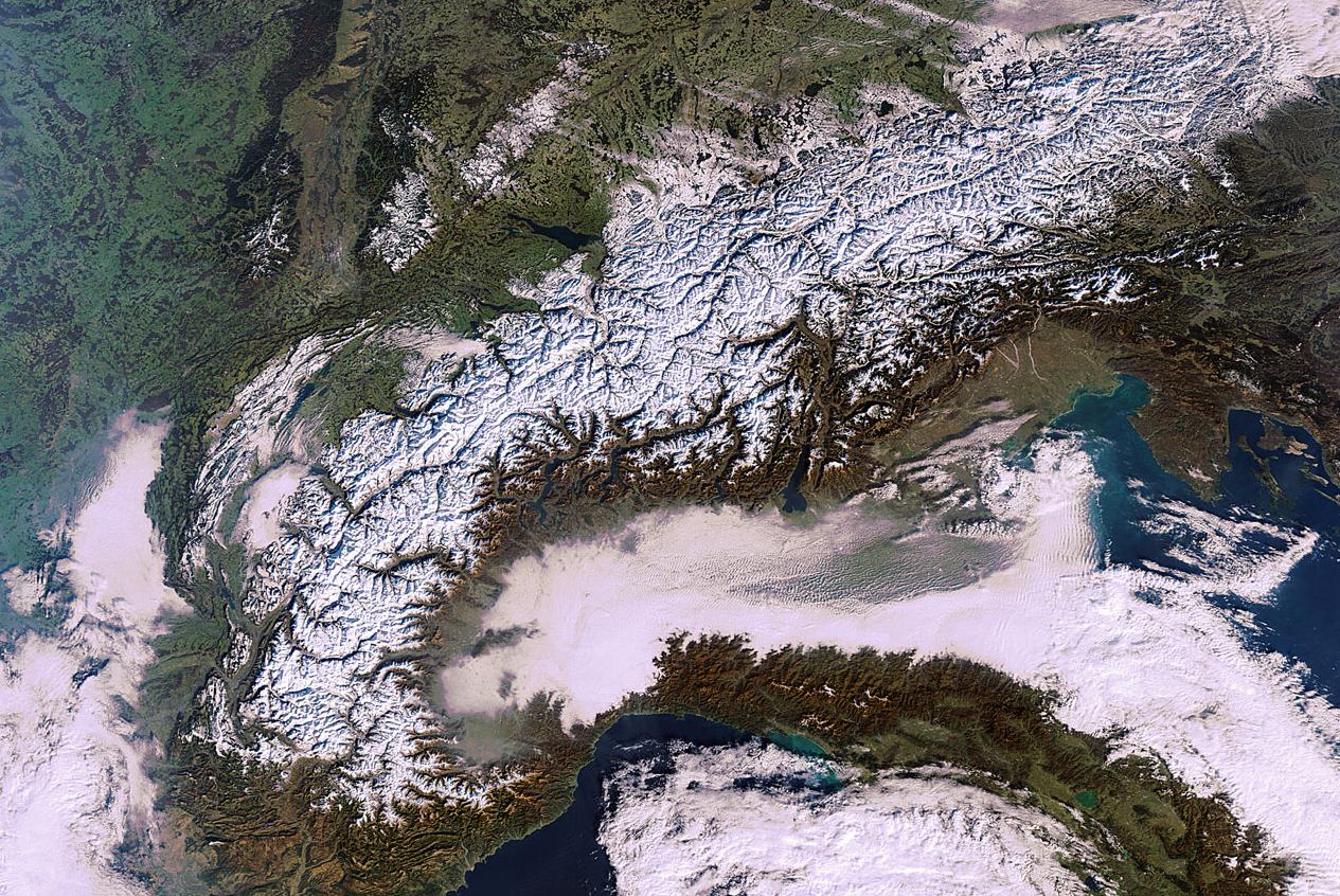 Η μεγάλη οροσειρά των Άλπεων μια ανέφελη μέρα του Γενάρη