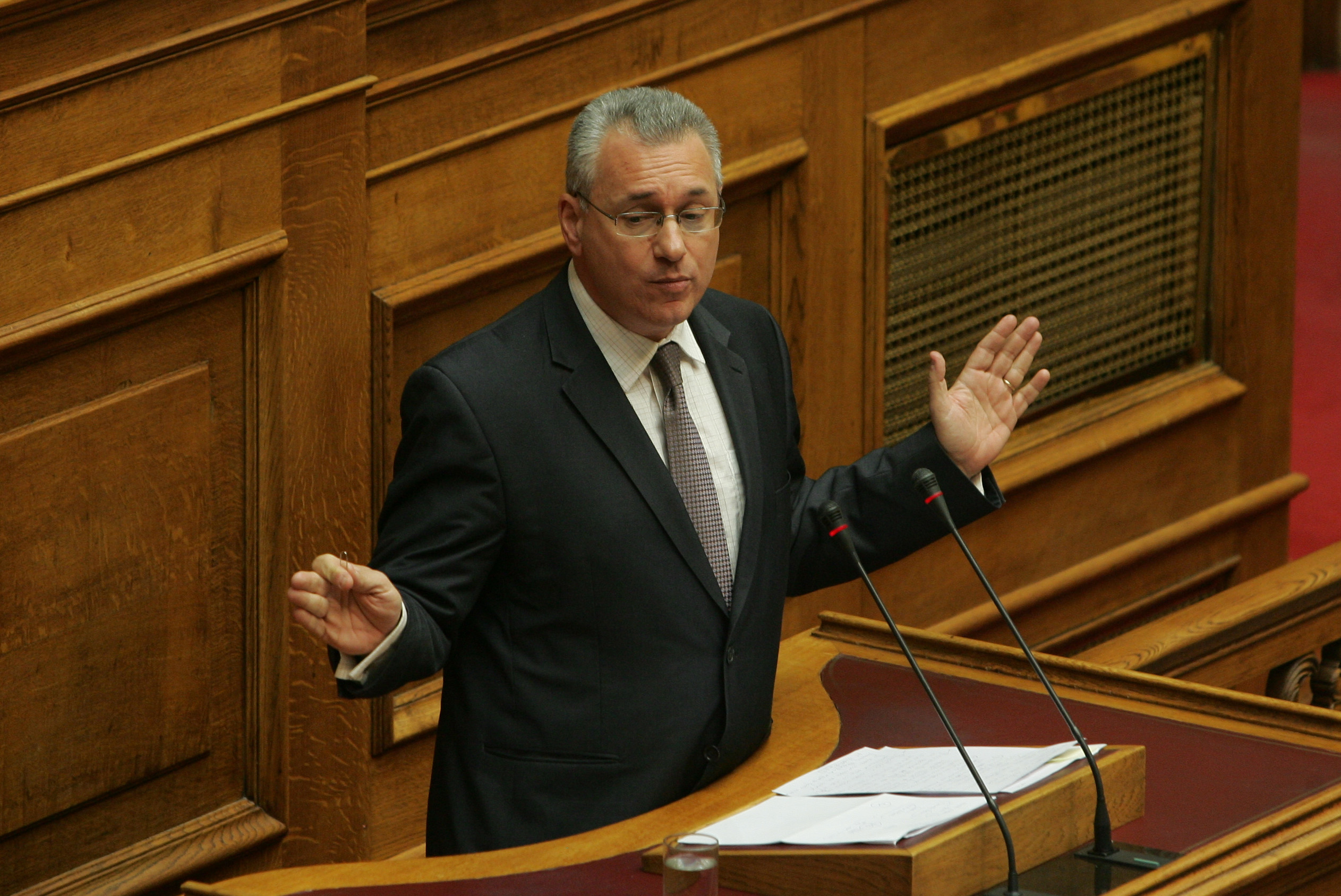 Δεν παραδίδει την έδρα του ο Κώστας Μαρκόπουλος