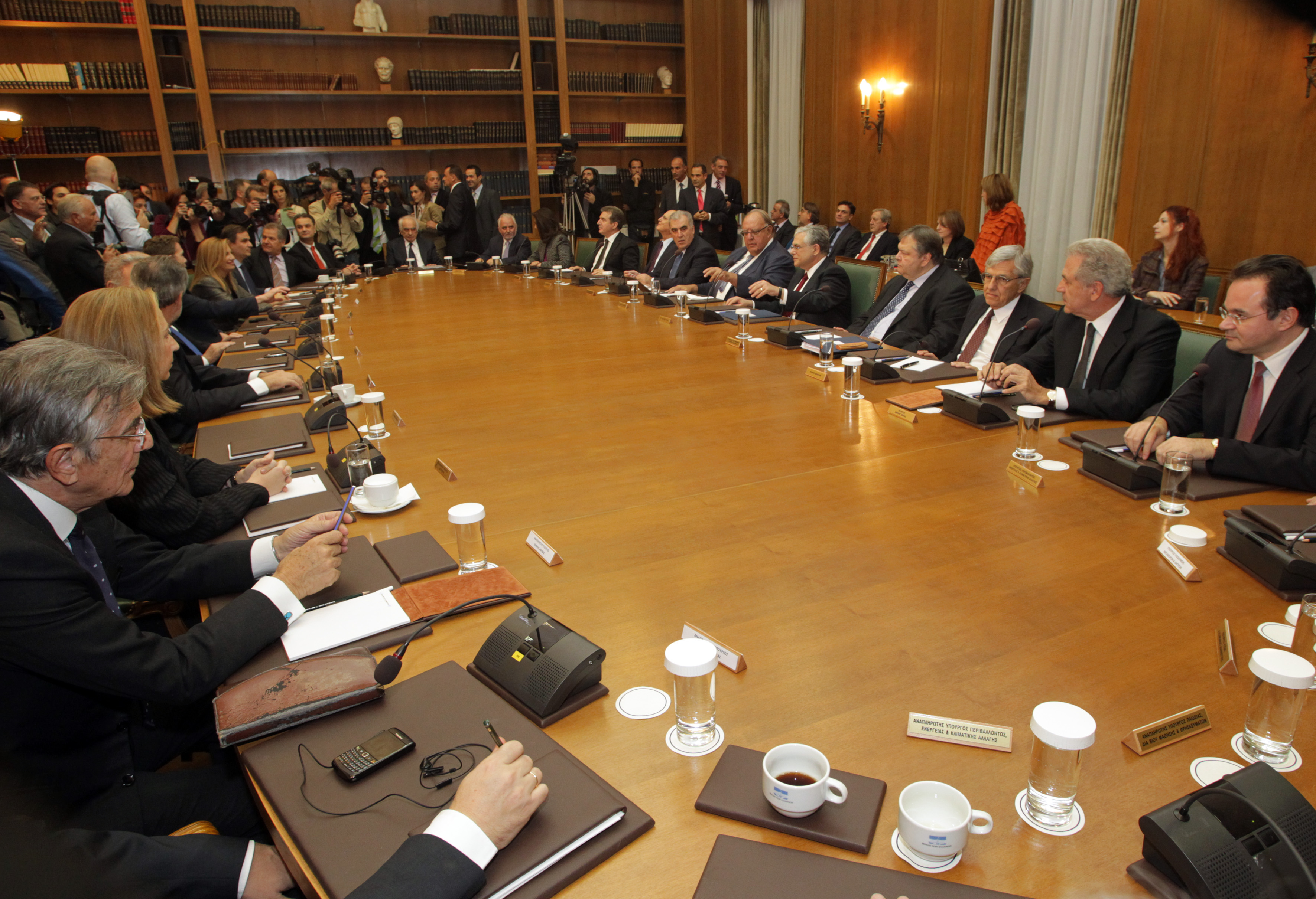 Χωρίς ανασχηματισμό και με Βορίδη υπουργό Μεταφορών συνεχίζει η κυβέρνηση