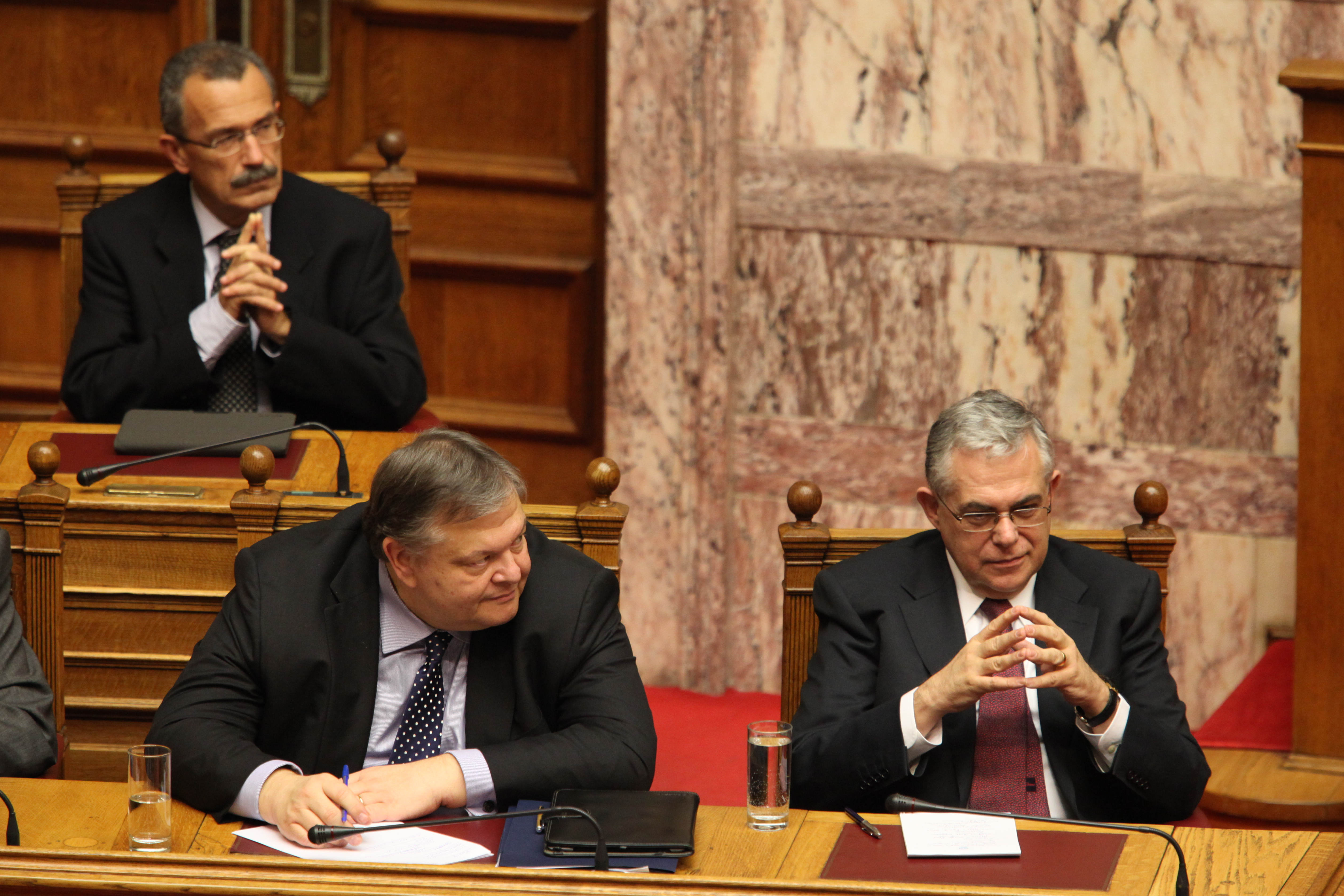 Δεν υπάρχει κανένα δραματικό στοιχείο γύρω από τις επιστολές,  ξεκαθαρίζει η κυβέρνηση