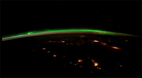Από το Διάστημα, το βόρειο σέλας φαίνεται ακόμα πιο εξωπραγματικό