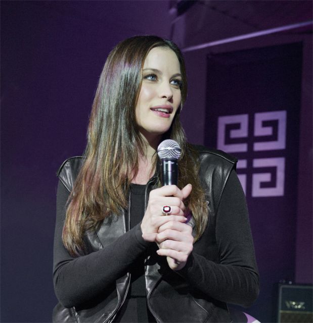 H Liv Tyler τραγουδάει για τον Givenchy