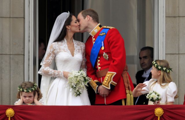 Κούκλες Ουίλιαμ και Κέιτ με αφορμή την πρώτη επέτειο του πριγκιπικού γάμου