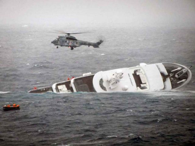 Περιπέτεια με αίσιο τέλος για οκτώ επιβάτες σκάφους που βυθίστηκε ανοιχτά της Σκύρου