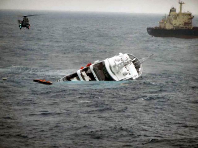 Δείτε το βίντεο της διάσωσης των οκτώ από τη θαλαμηγό που βυθίστηκε στο Αιγαίο