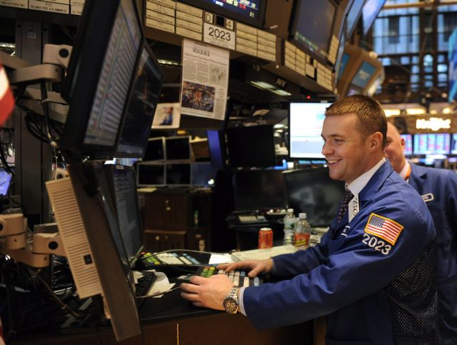 Στο πράσινο οι δείκτες σε Νέα Υόρκη και Ευρώπη την Παρασκευή