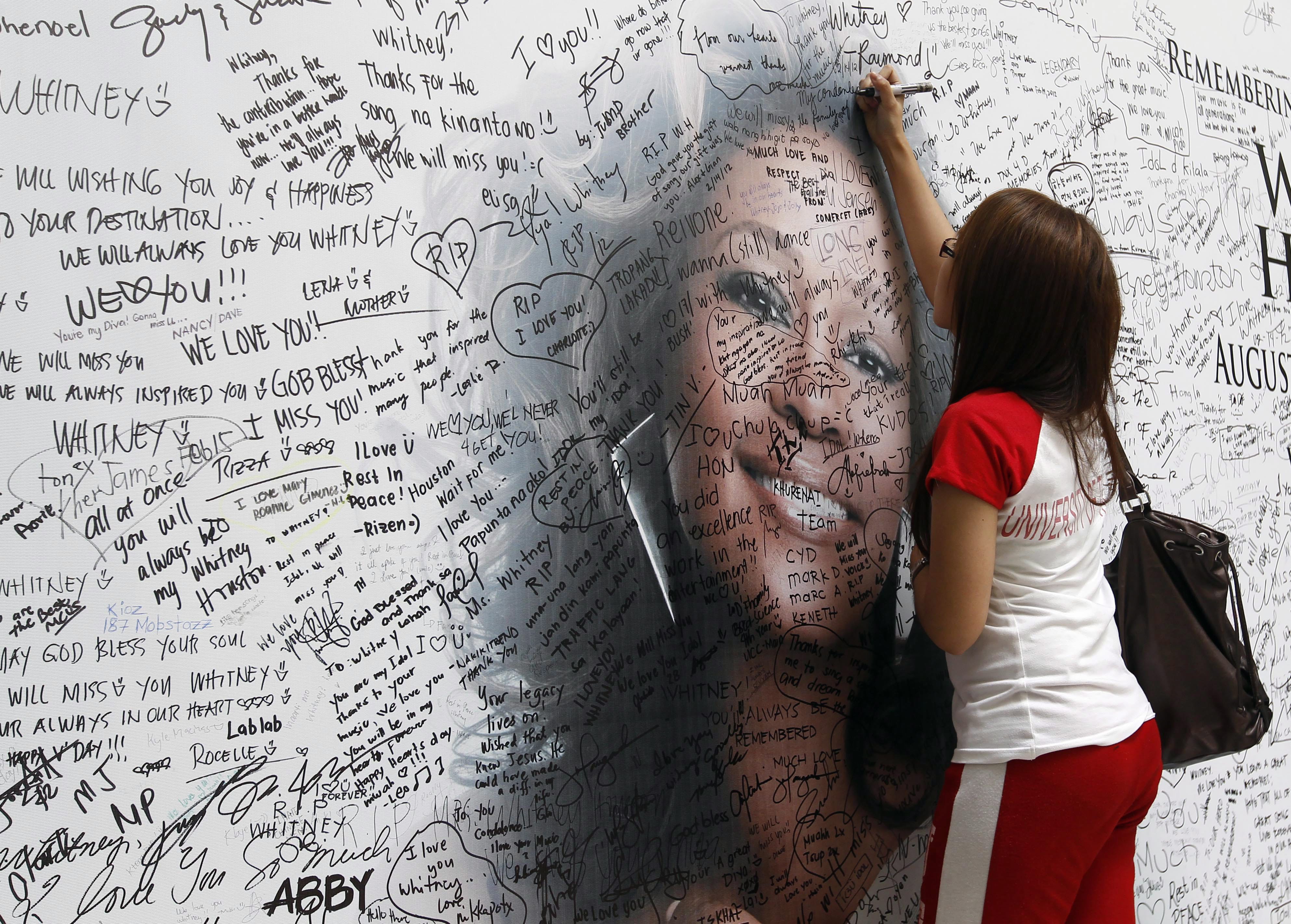 Την Γουίτνεϊ Χιούστον «αποχαιρετούν» συγγενείς, φίλοι και χιλιάδες θαυμαστές της