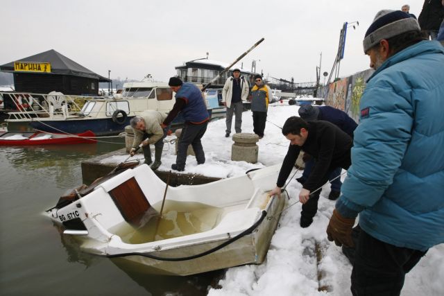 Ο πάγος στο Δούναβη βυθίζει πλωτές γέφυρες και εστιατόρια στο Βελιγράδι