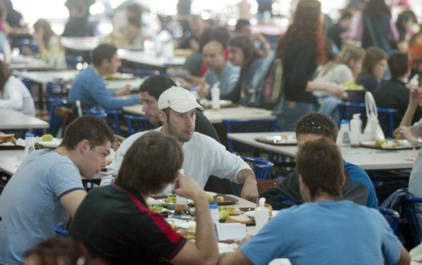Περικόπτεται, αλλά δεν καταργείται η σίτιση των φοιτητών, λέει το υπουργείο Παιδείας