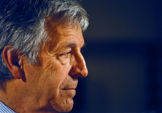 «Σταματήστε να ταπεινώνετε τους Έλληνες» λέει ο Κώστας Γαβράς