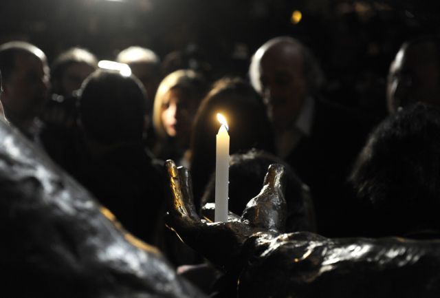 Συνεχίζεται ο βομβαρδισμός της Χομς, παρά την κατακραυγή για τον θάνατο των δύο ρεπόρτερ