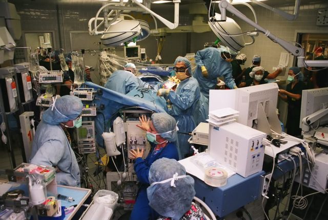 Δεν πέτυχε απόλυτα η πρώτη τετραπλή μεταμόσχευση άκρων