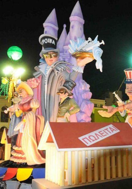 Σε καρναβαλικούς ρυθμούς η χώρα με πολύχρωμες παρελάσεις και άρματα