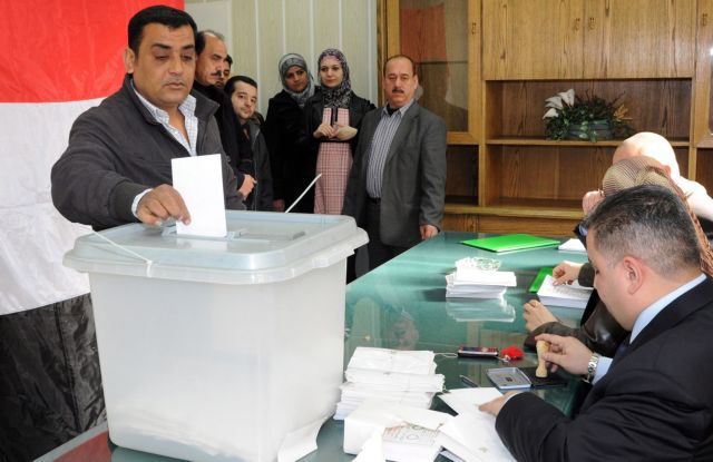 Πέρασε το νέο σύνταγμα στη Συρία ενώ συνεχίζεται η βία