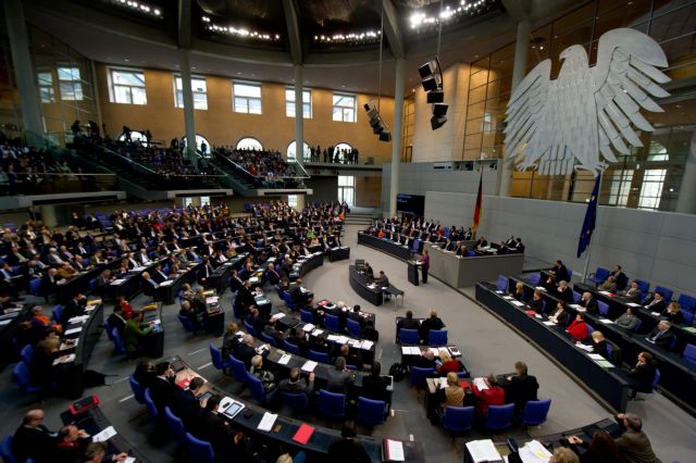 Ενέκρινε η γερμανική Βουλή το δεύτερο πακέτο προς την Ελλάδα