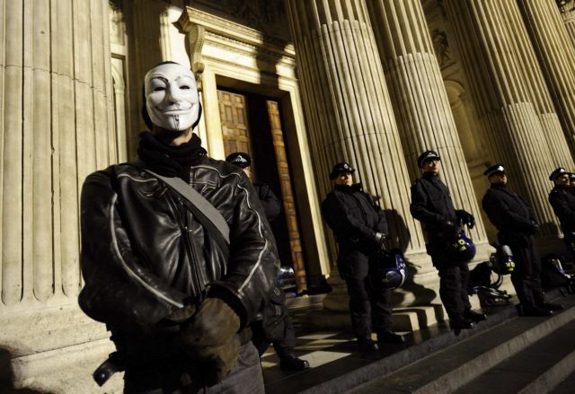 Την κατασκήνωση των Αγανακτισμένων στο Λονδίνο διέλυσε η αστυνομία