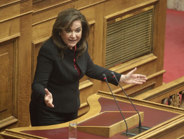 Δεν επιτρέπω σε κανένα να σπιλώνει το ήθος μου, είπε στη Βουλή η Ντ.Μπακογιάννη