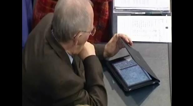 Η γερμανική Βουλή ψήφιζε για το ελληνικό πακέτο και ο Σόιμπλε… έπαιζε Σουντόκου