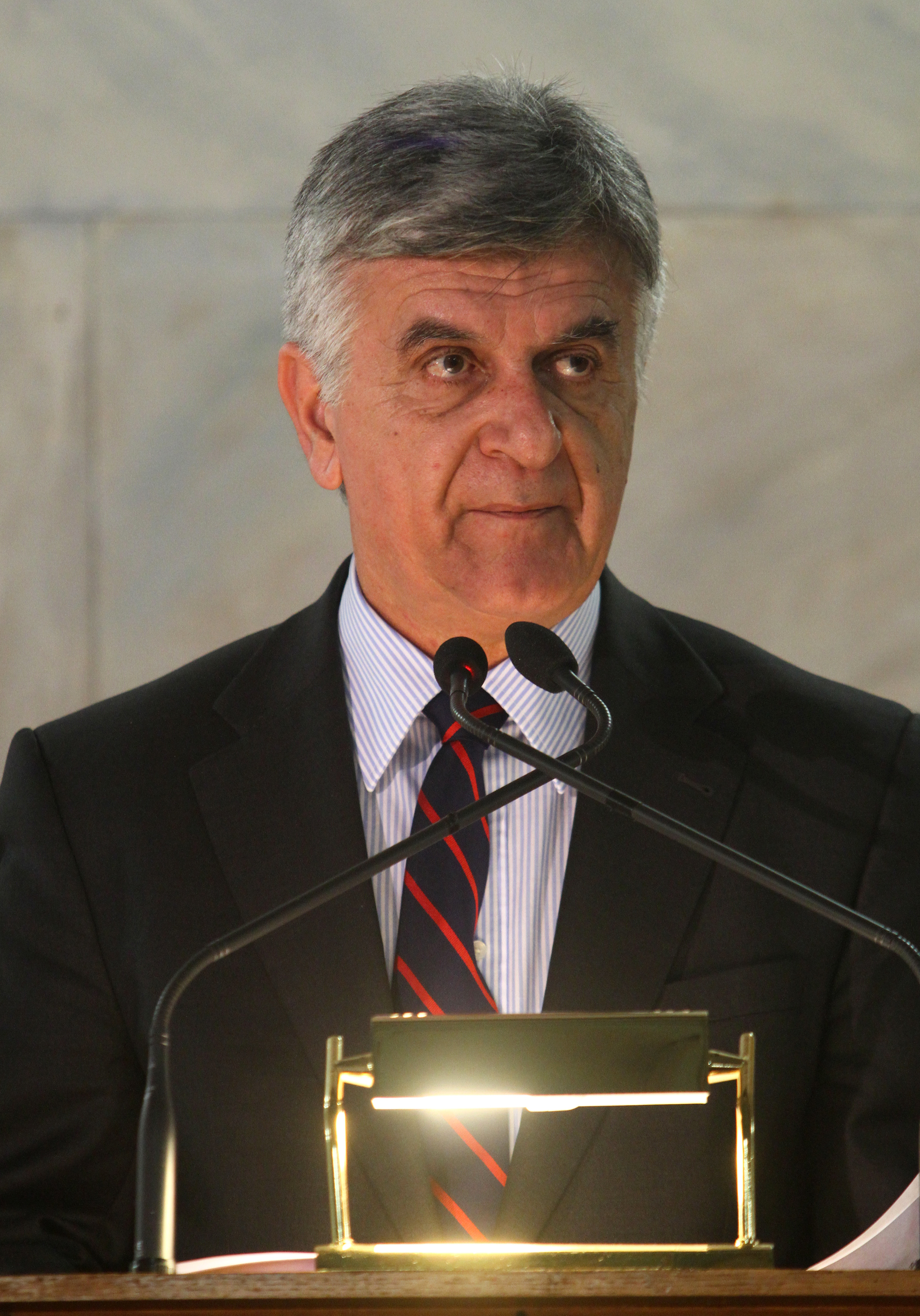 Εξηγήσεις για τα εμβάσματα βουλευτών ζητεί ο πρόεδρος της Μπούντεσταγκ