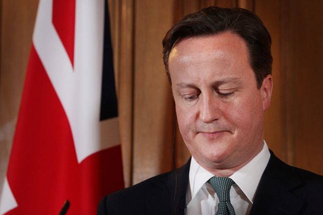 Πτώση εμφανίζουν τα ποσοστά δημοτικότητας του Ντέιβιντ Κάμερον