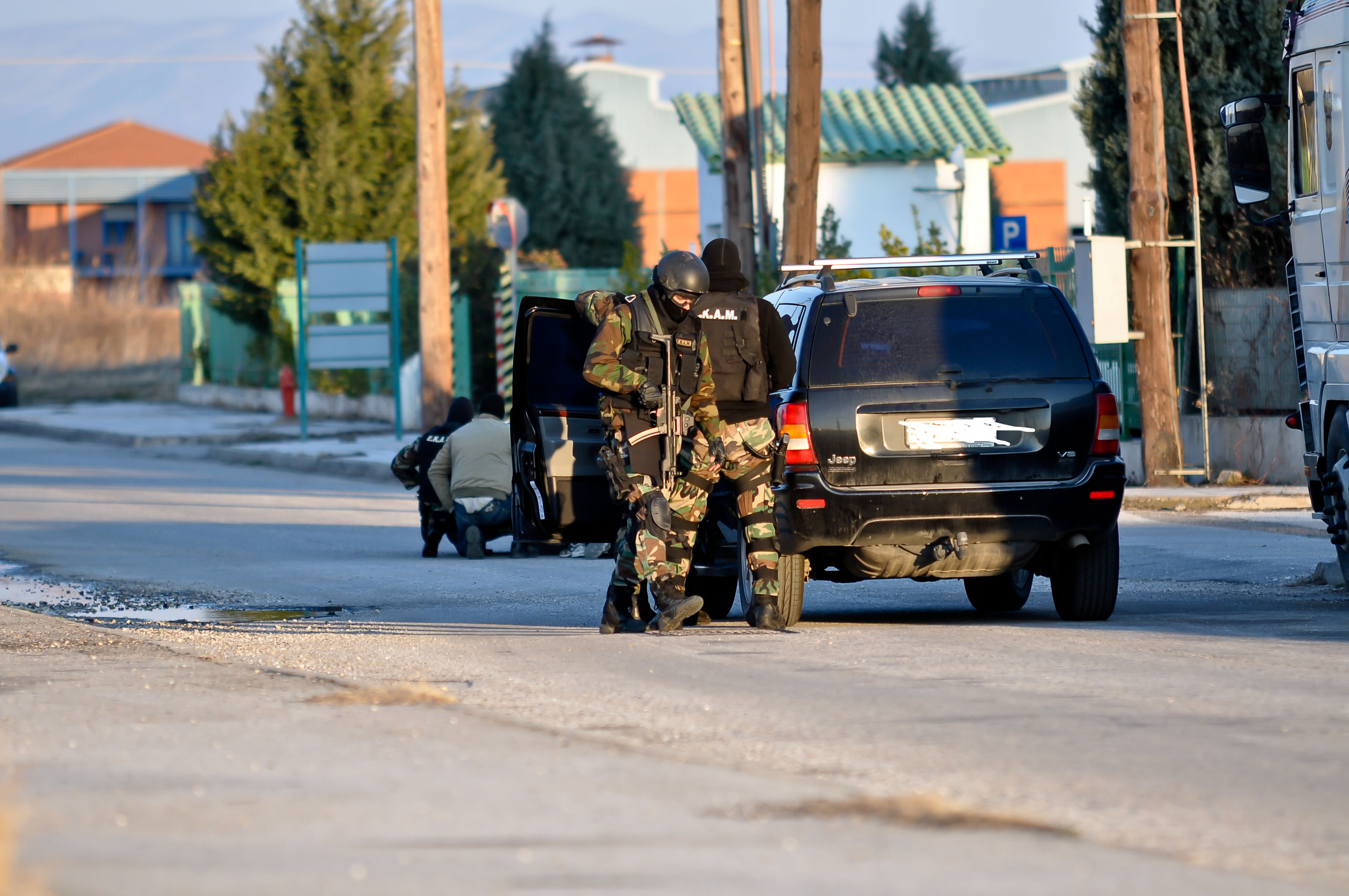 Παραδόθηκε ο ένοπλος άνεργος που κρατούσε όμηρους στην Κομοτηνή
