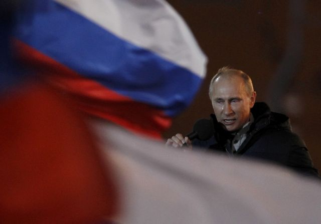 Ο Πούτιν επιστρέφει στο Κρεμλίνο ως δακρυσμένος «τσάρος»