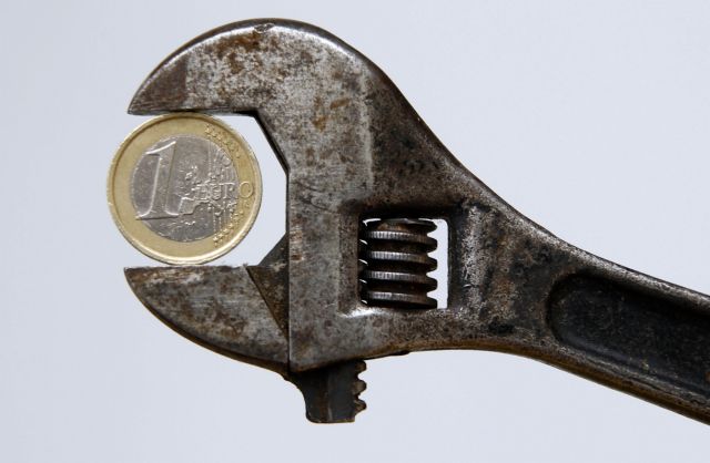 Ρεκόρ ύφεσης στην Ελλάδα το 2011, συρρίκνωση 0,3% στην Ευρωζώνη