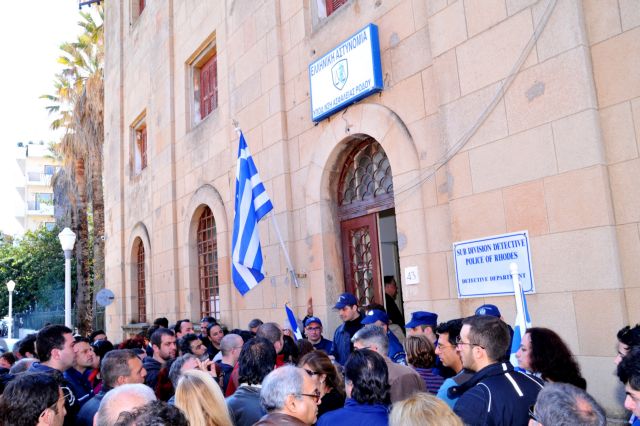 Στον εισαγγελέα δύο συλληφθέντες για τα επεισόδια κατά την παρέλαση στη Ρόδο