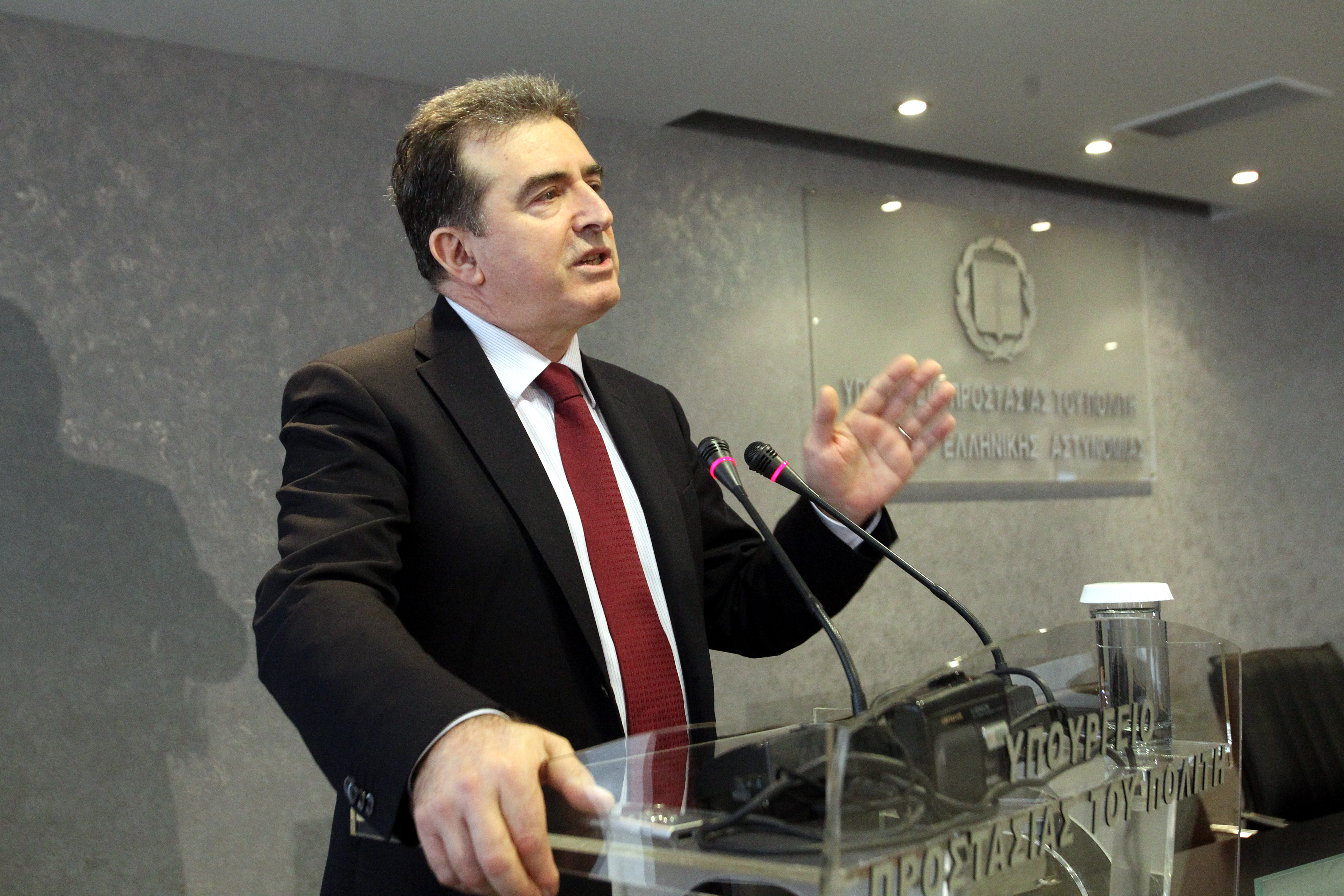 Με αιχμές για τον προκάτοχό του επέστρεψε στο υπουργείο ο Μ.Χρυσοχοΐδης