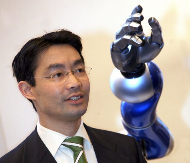 Νεαρός πέταξε τούρτα στον Φίλιπ Ρέσλερ