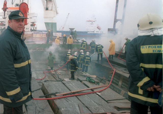 Φωτιά ξέσπασε σε φορτηγό πλοίο στη Μήλο