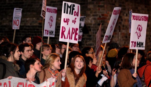 Διαδηλωτές υποδέχτηκαν τον Ντομινίκ Στρος-Καν στο πανεπιστήμιο του Κέιμπριτζ