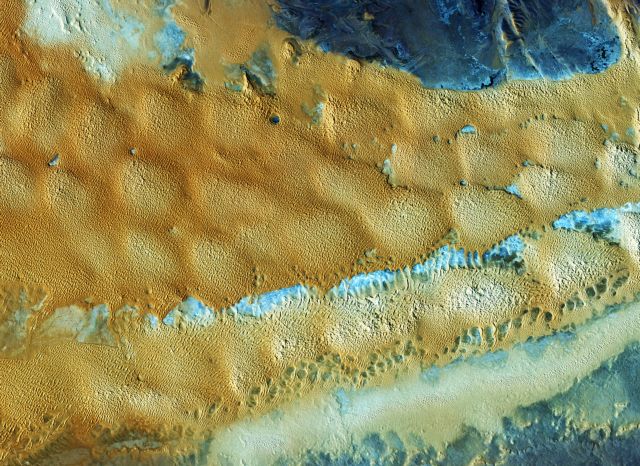 Δορυφορική ξενάγηση στο αφυδατωμένο τοπίο της Σαχάρας