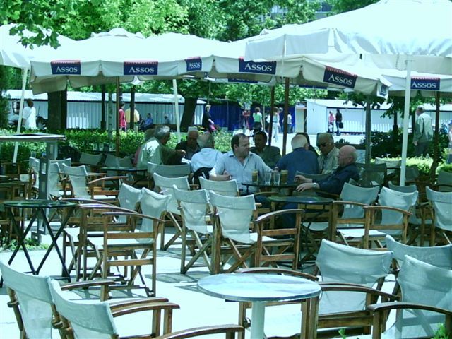 Μείωση τελών για «τα τραπεζάκια έξω» ζητούν οι καταστηματάρχες της Θεσσαλονίκης