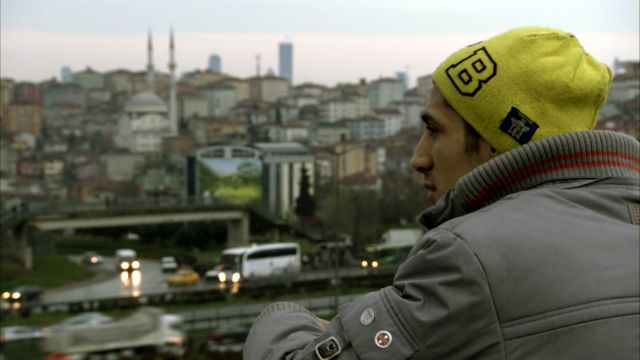 «Η Ελλάδα βρίσκεται σε δοκιμαστικό σωλήνα» λέει ο σκηνοθέτης Άγγελος Αμπάζογλου