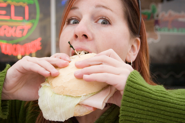 Στο φαγητό «ξεσπάνε» οι γυναίκες όταν έχουν εργασιακά προβλήματα