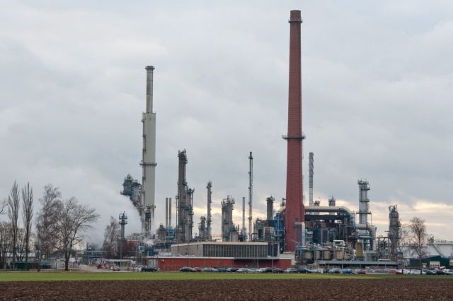 Μείωση 30% στις ιρανικές εξαγωγές πετρελαίου από τα μέσα του 2012 βλέπει η ΙΕΑ