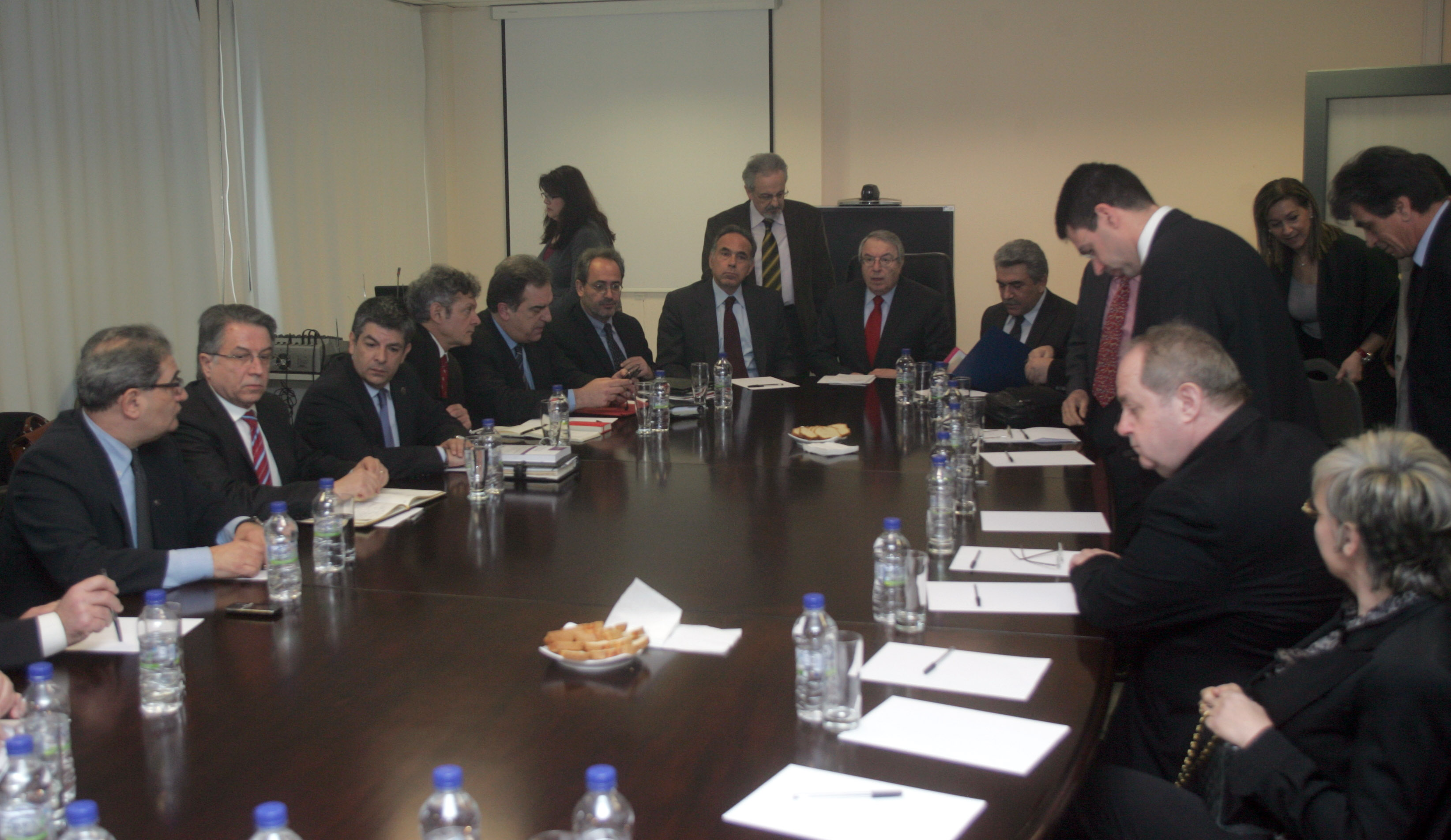 Εφαρμογή του νόμου-πλαίσιο και διάλογο για βελτιώσεις συμφώνησαν Μπαμπινιώτης – πρυτάνεις