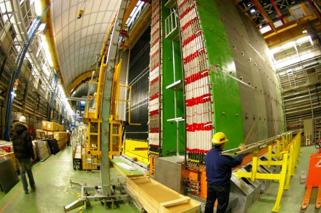 Σε νέο πείραμα, τα νετρίνα δεν είναι ταχύτερα από το φως