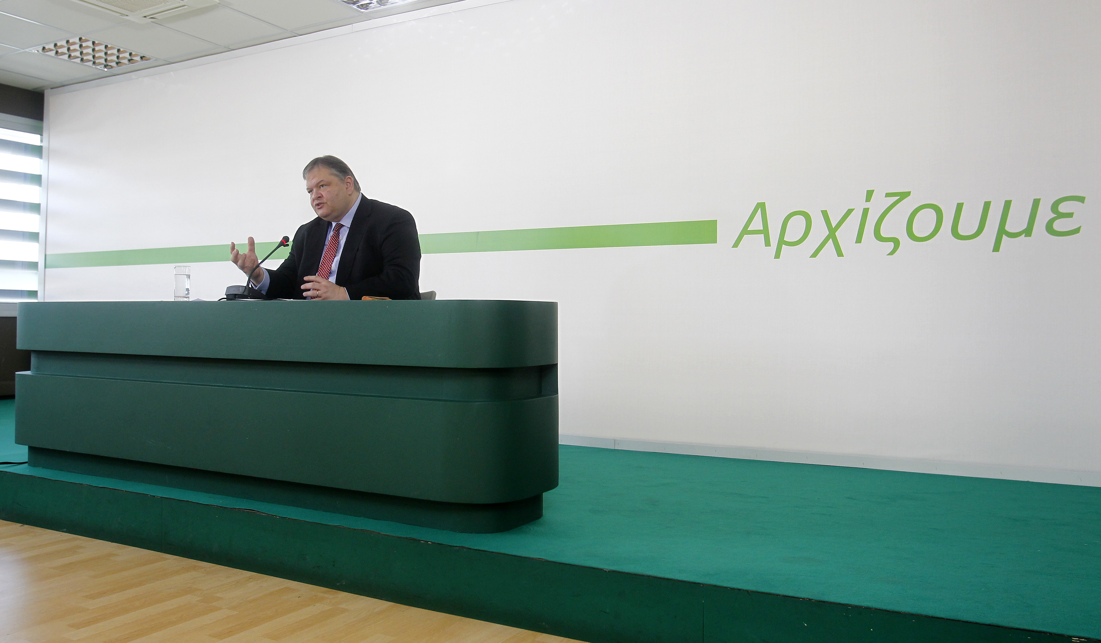 Κάλεσμα Βενιζέλου σε μέλη και φίλους του ΠΑΣΟΚ για μαζική προσέλευση στην κάλπη