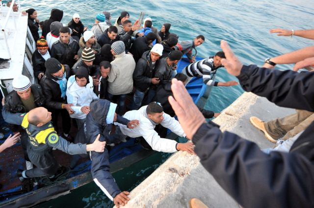 Πέντε μετανάστες εντοπίστηκαν νεκροί σε πλοιάριο στη Λαμπεντούζα
