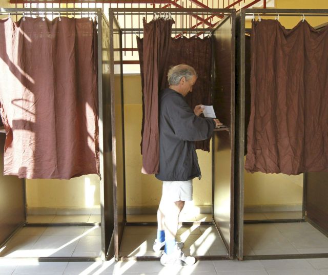 Νίκη της κεντροδεξιάς στην Ανδαλουσία δείχνουν δύο δημοσκοπήσεις