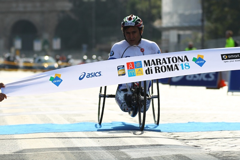 Η φωτογραφία της ημέρας: Δευτέρα 19 Μαρτίου 2012: O Alex Zanardi κέρδισε το μαραθώνιο της Ρώμης
