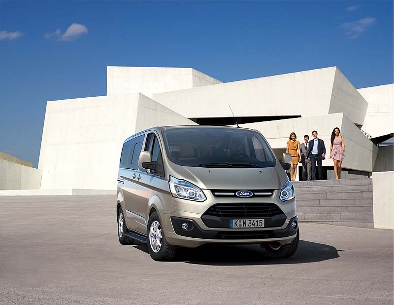 Ford Tourneo Custom: Στιλάτος μεταφορέας