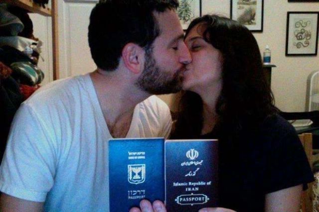 Το (απαγορευμένο) φιλί Ισραηλινού και Ιρανής γοητεύει το Διαδίκτυο