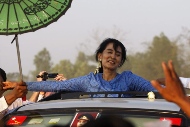 Αναστέλλει την προεκλογική της περιοδεία η Αούνγκ Σαν Σούου Κίι για λόγους υγείας